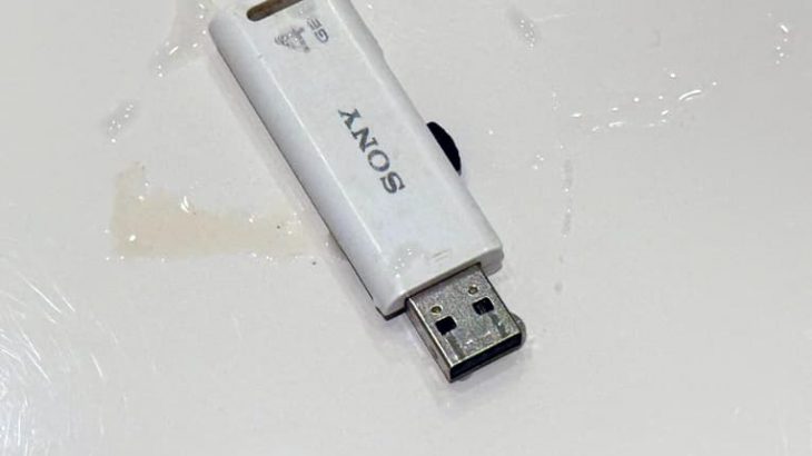 USBメモリが水没したら要注意｜乾燥より先に知ってほしい安全な対処方法を解説